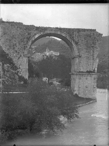 Veduta architettonica. Narni - Ponte di Augusto - Fornice