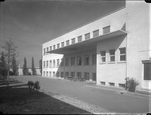 Veduta architettonica. Milano - Edificio in via Angera 3