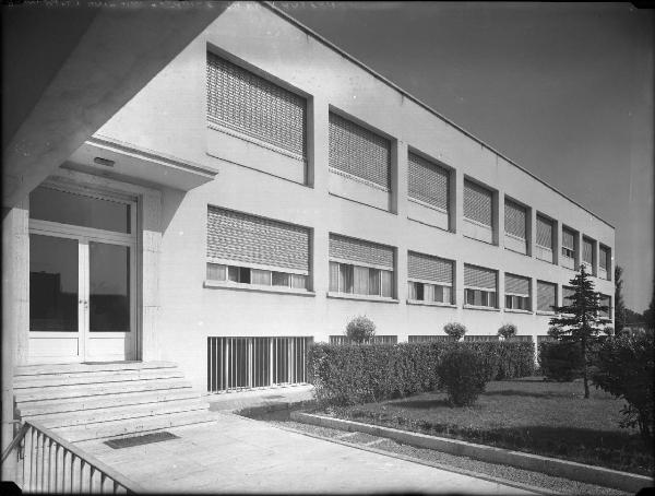 Veduta architettonica. Milano - Edificio in via Angera 3