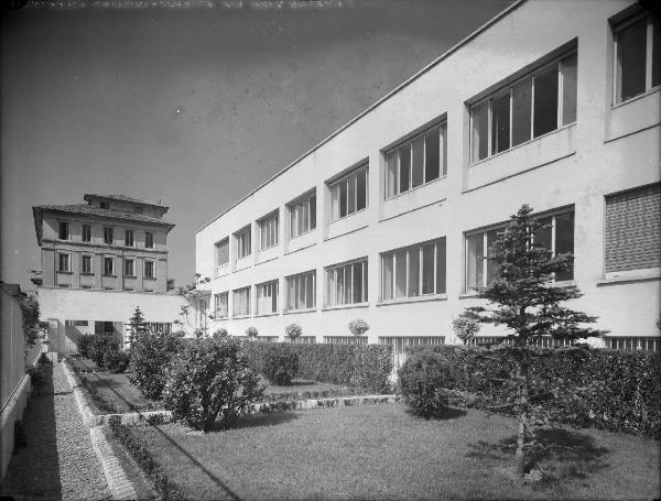 Veduta architettonica. Milano - Edificio in via Angera 3