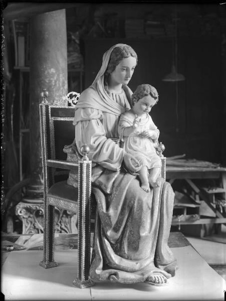 Riproduzione di opera d'arte. Scultura: Madonna con bambino