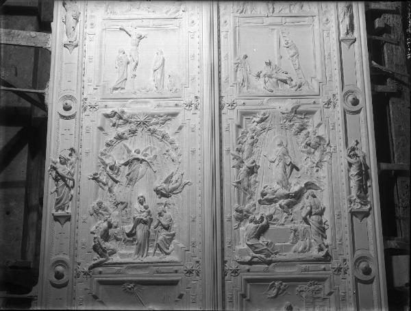 Riproduzione di opera d'arte. Scultura di Lodovico Pogliaghi: Porta centrale del Duomo di Milano - Modello in gesso