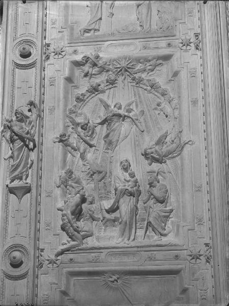 Riproduzione di opera d'arte. Scultura di Lodovico Pogliaghi: Porta centrale del Duomo di Milano - Modello in gesso