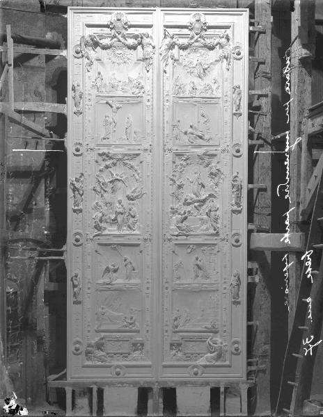 Riproduzione di opera d'arte. Scultura di Lodovico Pogliaghi: Porta centrale del Duomo di Milano - Modello in gesso