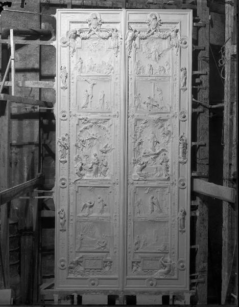 Riproduzione di opera d'arte. Scultura di Lodovico Pogliaghi: Porta centrale del Duomo di Milano - Modello in gesso