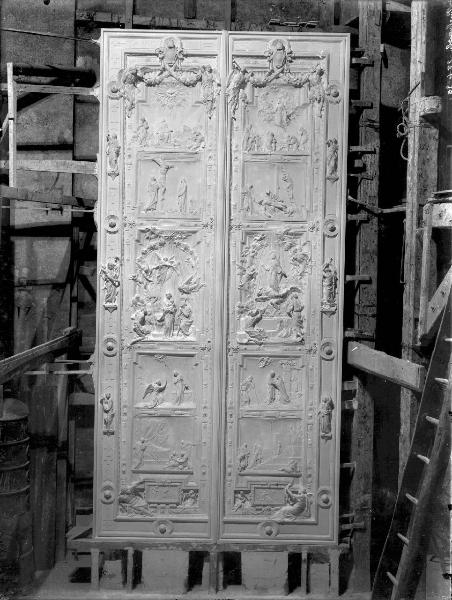 Riproduzione di opera d'arte. Scultura di Lodovico Pogliaghi: Porta centrale del Duomo di Milano - Modello in gesso