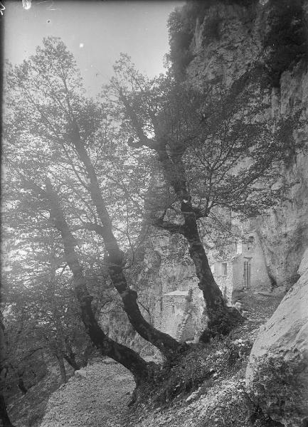 Paesaggio. Poggio Bustone - Grotta delle Rivelazioni presso il convento di S. Giacomo