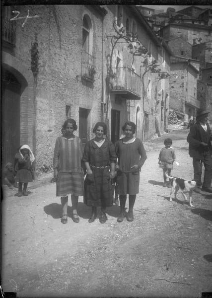 Ritratto di gruppo. Antonietta Taveggia Sommariva con le figlie Linda e Dalma a Spoleto