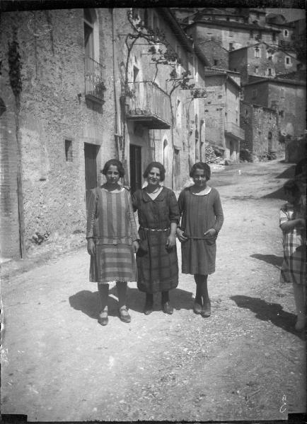 Ritratto di gruppo. Antonietta Taveggia Sommariva con le figlie Linda e Dalma a Spoleto