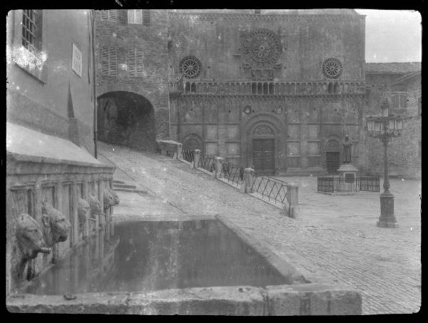 Veduta architettonica. Assisi - Cattedrale di S. Rufino e fontana