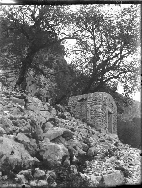 Paesaggio. Poggio Bustone - Sentiero verso il convento di S. Giacomo e edicola della Via Crucis