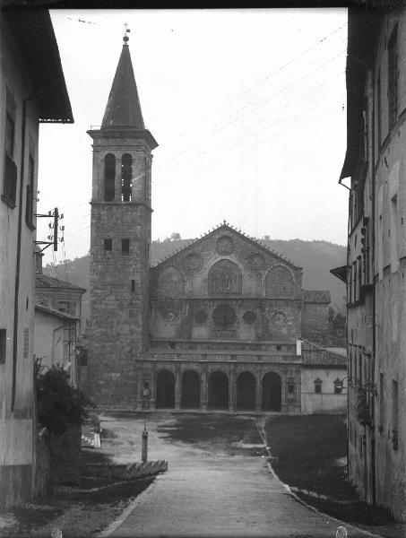 Veduta architettonica. Spoleto - Duomo - Facciata e campanile