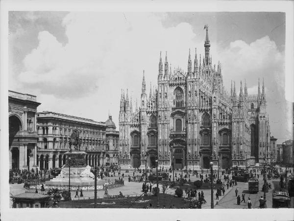 Veduta architettonica. Milano - Piazza del Duomo