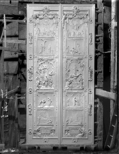 Riproduzione di opera d'arte. Scultura di Lodovico Pogliaghi: Porta centrale del Duomo di Milano - Modello in gesso