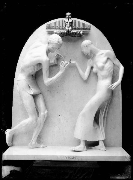 Riproduzione di opera d'arte. Scultura di Adolfo Wildt: La Famiglia