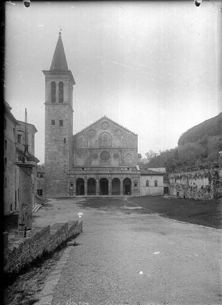 Veduta architettonica. Spoleto - Duomo - Facciata e campanile