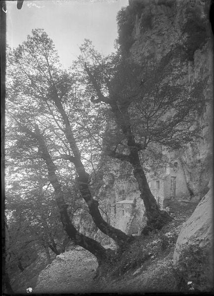 Paesaggio. Poggio Bustone - Grotta delle rivelazioni presso il convento di S. Giacomo