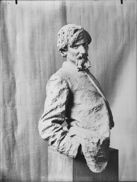 Riproduzione di opera d'arte. Scultura di Emilio Quadrelli: Busto di Segantini