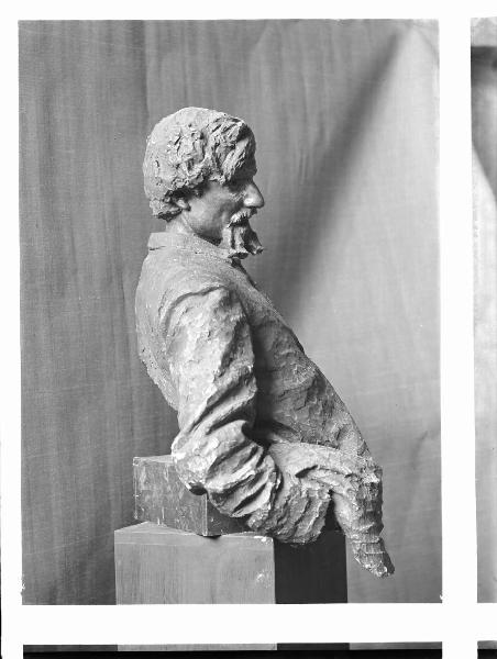 Riproduzione di opera d'arte. Scultura di Emilio Quadrelli: Busto di Segantini