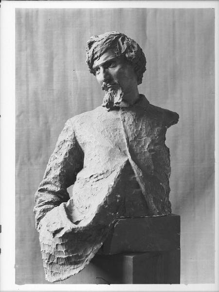 Riproduzione di opera d'arte. Scultura di Emilio Quadrelli: Busto di Segantini