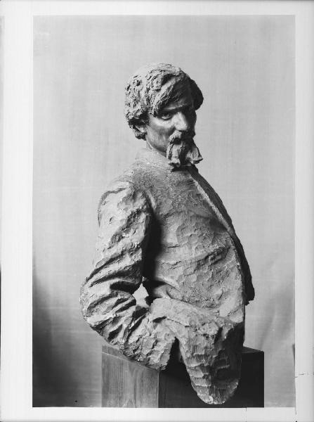 Riproduzione di opera d'arte. Scultura di Emilio Quadrelli: Busto di Segantini