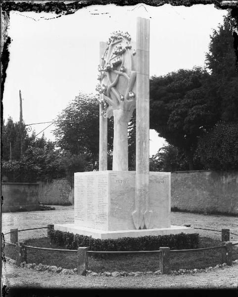 Riproduzione di opera d'arte. Scultura di Adolfo Wildt - Monumento ai caduti di Appiano Gentile: La quercia delle anime