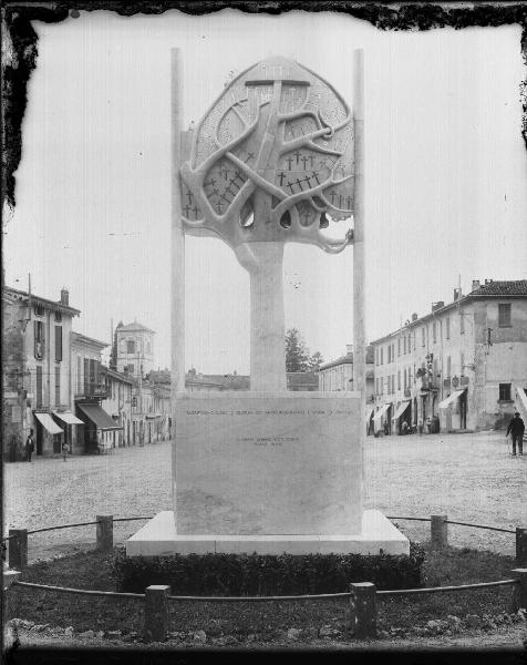 Riproduzione di opera d'arte. Scultura di Adolfo Wildt - Monumento ai caduti di Appiano Gentile: La quercia delle anime