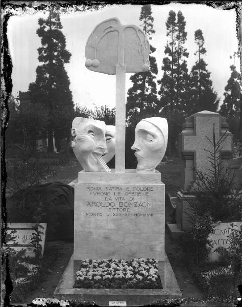 Riproduzione di opera d'arte. Scultura di Adolfo Wildt: Monumento funebre ad Aroldo Bonzagni