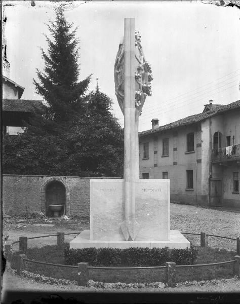 Riproduzione di opera d'arte. Scultura di Adolfo Wildt - Monumento ai caduti di Appiano Gentile: La quercia delle anime