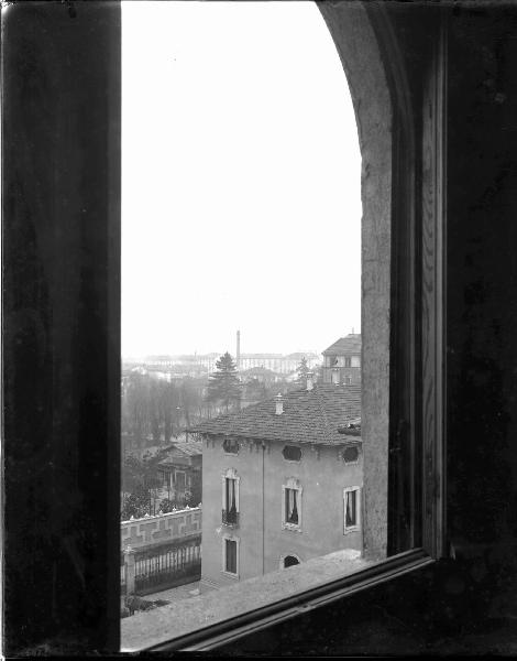 Veduta architettonica. Milano - Casa di Edoardo Majno in via Tranquillo Cremona 27. Veduta dalla finestra