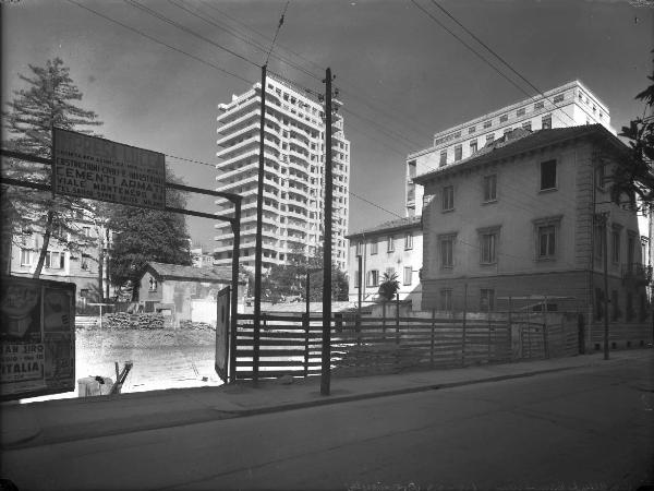 Veduta architettonica. Milano - Edificio con cantiere