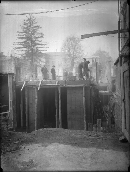 Veduta architettonica. Milano - Edificio con cantiere