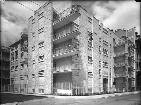 Veduta architettonica. Milano - Edificio in via Cernaia 9