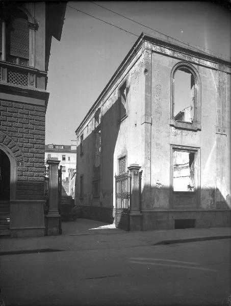 Veduta architettonica. Milano - Edifici con danni di guera - Esterno