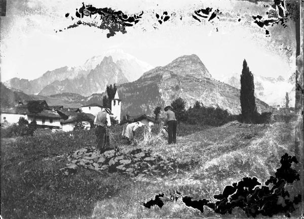 Paesaggio. Valdigne - Pré Saint Didier - Verrand - Panorama del Monte Bianco e contadini al lavoro