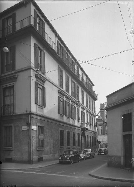 Veduta architettonica. Milano - Edificio in via S. Antonio Zaccaria