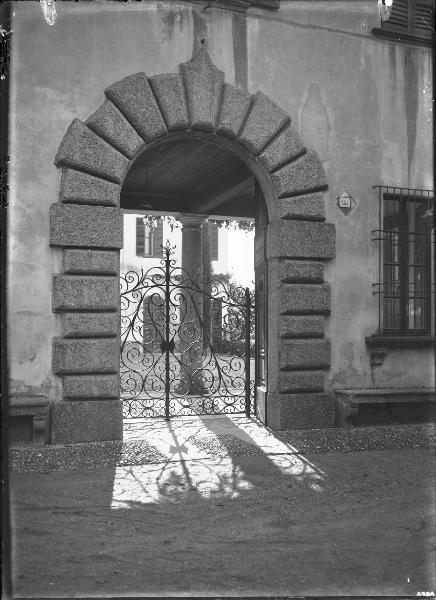 Veduta architettonica. San Fermo della Battaglia - Villa Amato - Ingresso