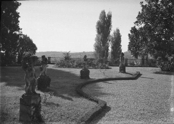 Veduta architettonica. San Fermo della Battaglia - Villa Amato - Giardino