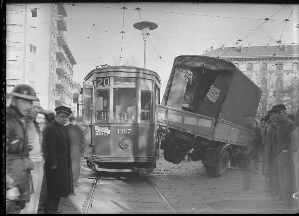 Milano - Piazza Tricolore - Incidente stradale