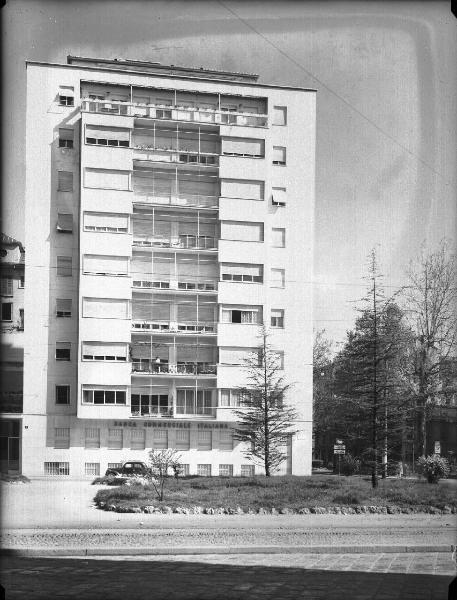 Veduta architettonica. Milano - Edificio in piazza del Tricolore 3