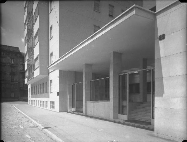 Veduta architettonica. Milano - Edificio in piazza del Tricolore 3 - Esterno da viale Piave