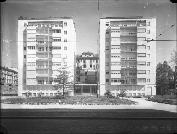 Veduta architettonica. Milano - Edifici in piazza del Tricolore