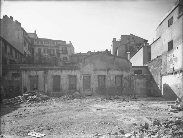 Veduta architettonica. Milano - Cantiere in via Cernaia angolo via Montebello