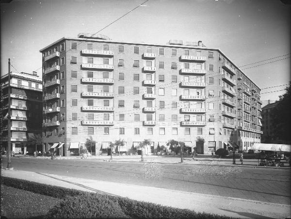 Veduta architettonica. Milano - Edificio in piazza Grandi