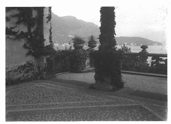 Paesaggio. Lago di Como - Lenno - Villa Balbianello - loggia