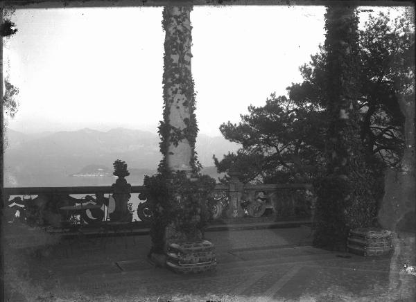 Paesaggio. Lago di Como - Lenno - Villa Balbianello - loggia