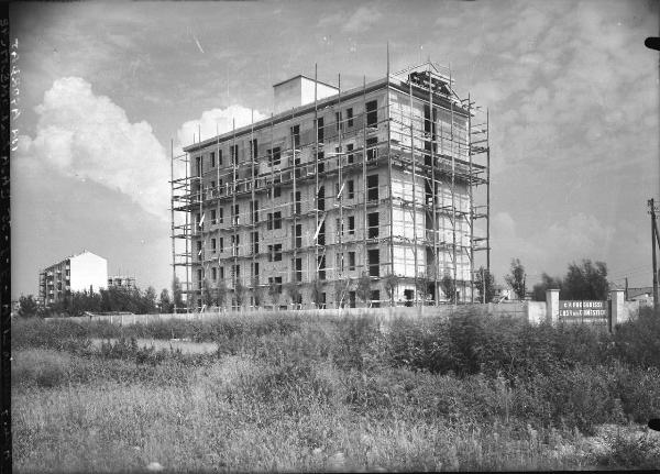 Veduta architettonica. Milano - Cantiere - Casa delle domestiche in via Agordat