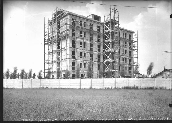 Veduta architettonica. Milano - Cantiere - Casa delle domestiche in via Agordat