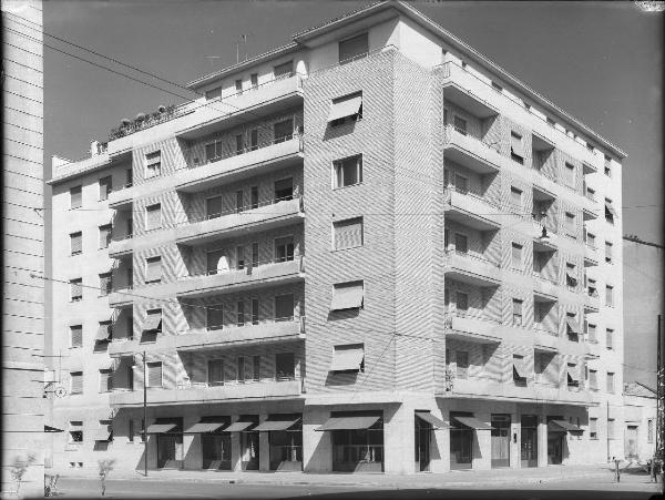 Veduta architettonica. Milano - Edificio in via Tolstoi 49