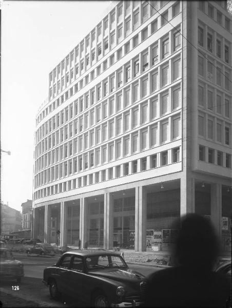 Veduta architettonica. Milano - Edificio in piazza San Babila